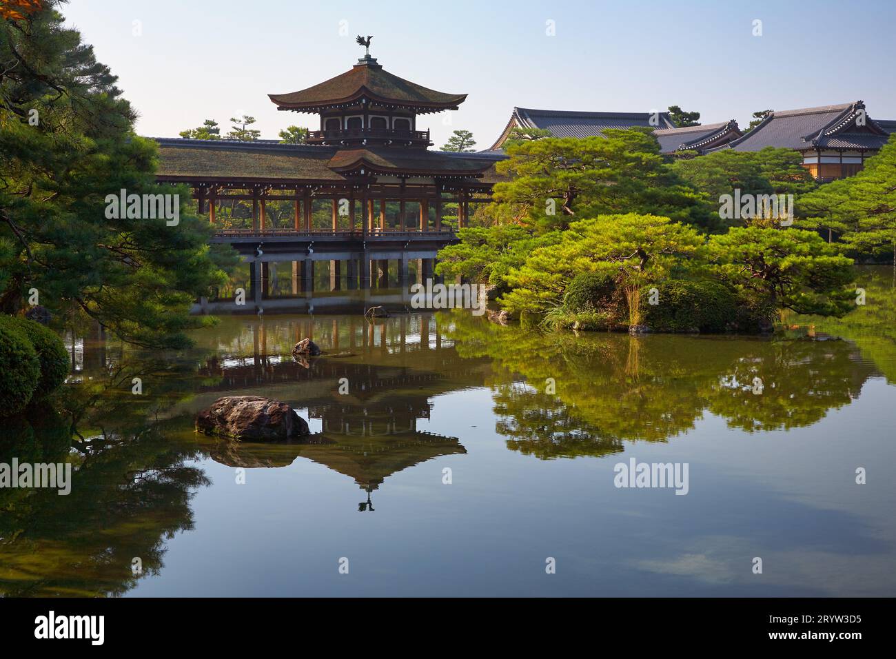 Il Taihei-kaku è Hashidono (ponte coperto) nel giardino del santuario Heian-jingu. Kyoto. Giappone Foto Stock