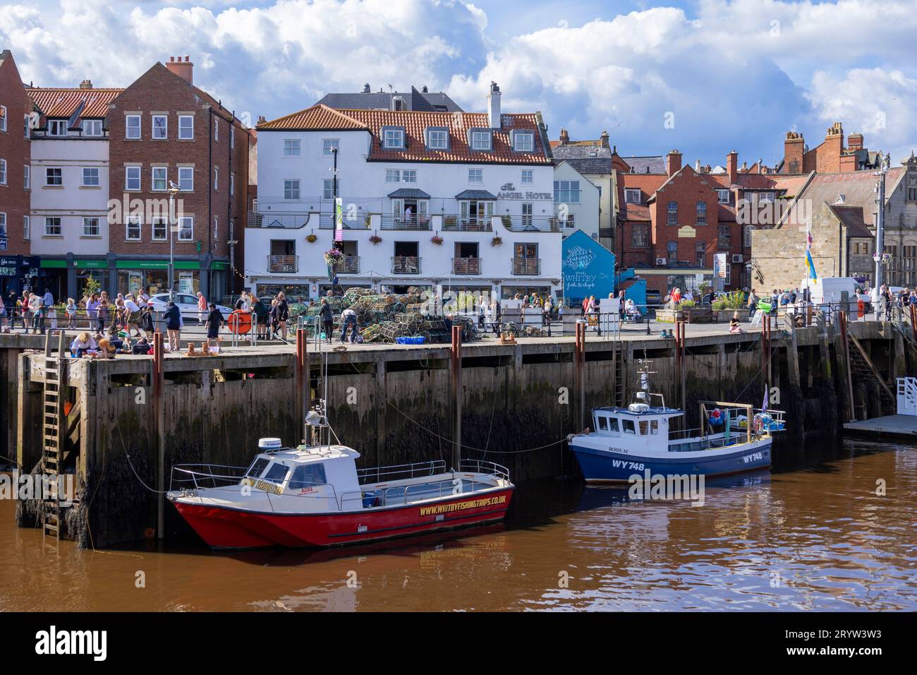 New Quay Road and the River Esk, Whitby, North Yorkshire, Inghilterra, Regno Unito. Foto Stock