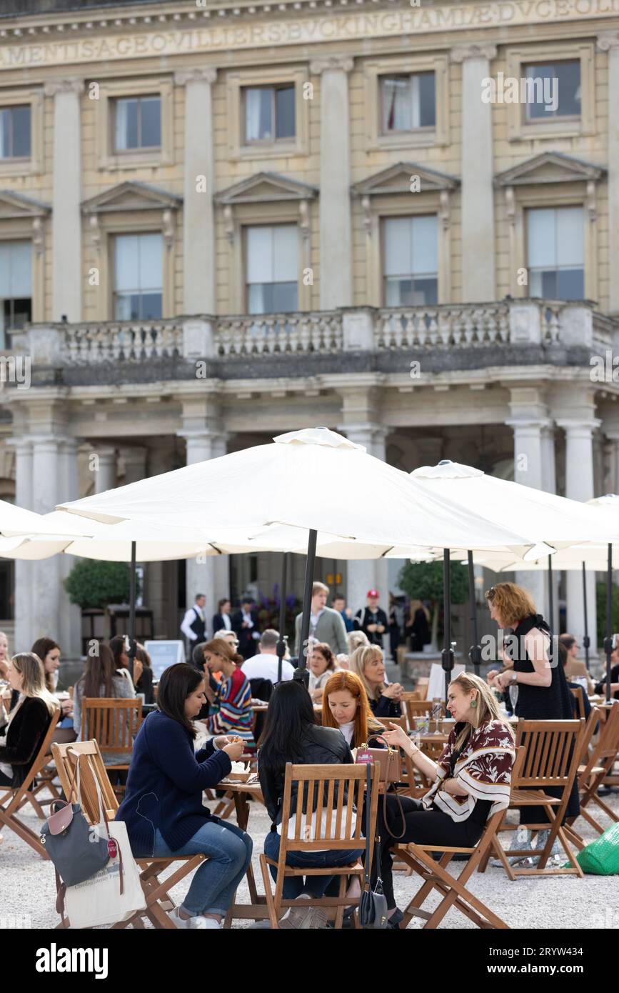 Gli appassionati del Cliveden Literary Festival apprezzano l'atmosfera del festival del libro nei terreni della storica casa, Berkshire, Inghilterra, Regno Unito Foto Stock