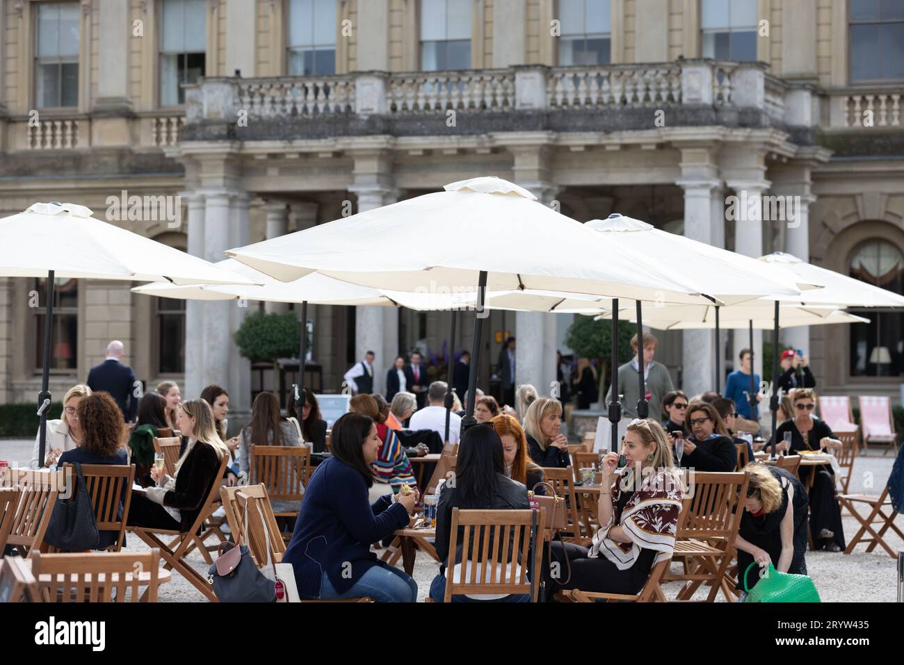 Gli appassionati del Cliveden Literary Festival apprezzano l'atmosfera del festival del libro nei terreni della storica casa, Berkshire, Inghilterra, Regno Unito Foto Stock