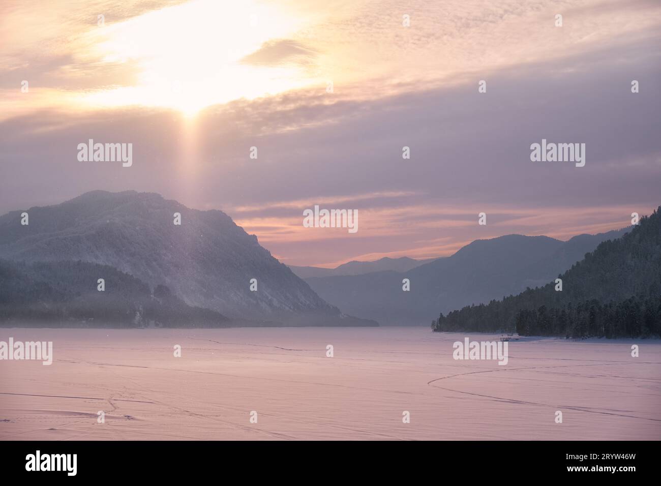 Splendido tramonto sul lago di montagna Teletskoe ad Altai in inverno. Foto Stock