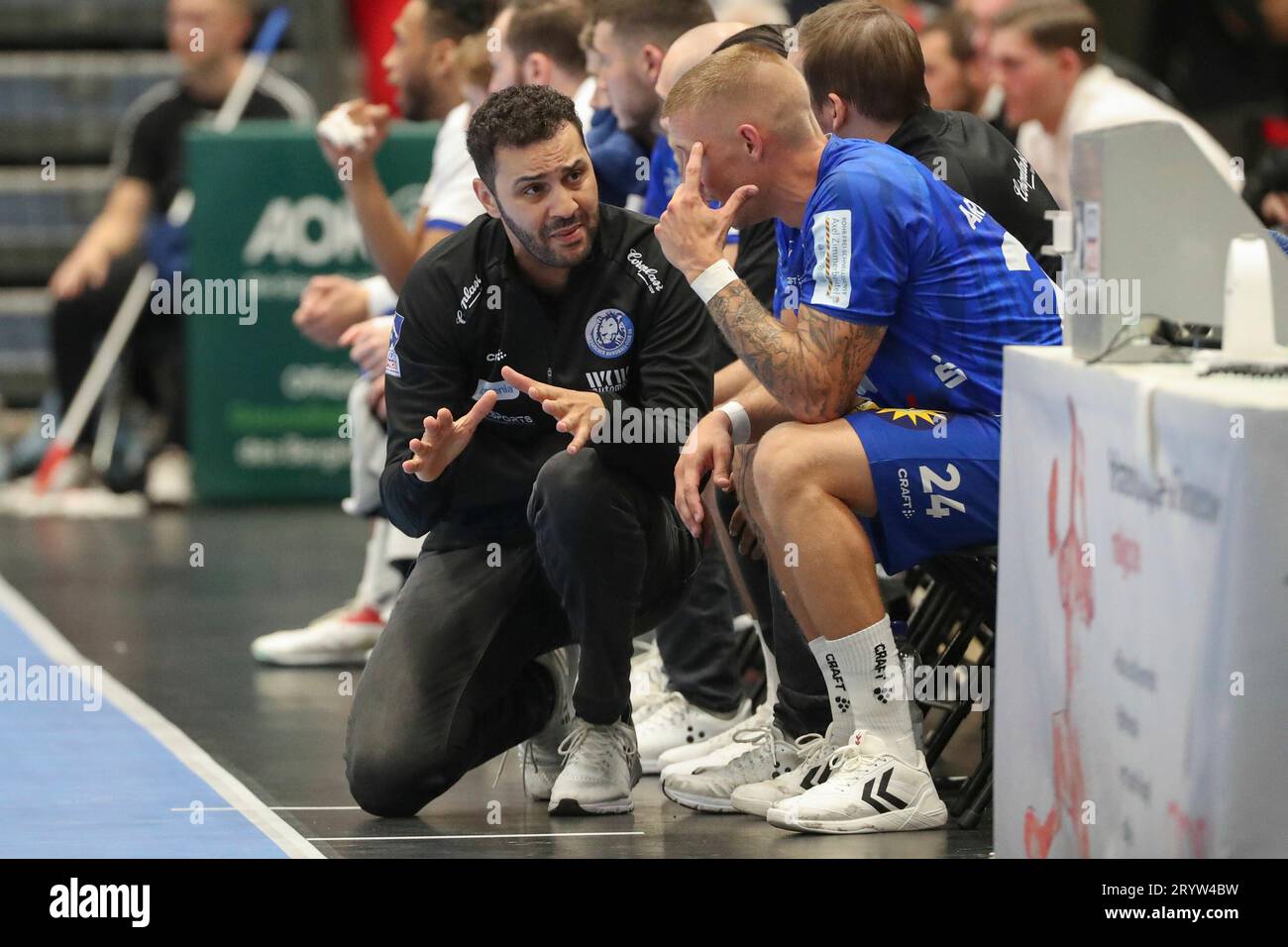 Bergischer HC - Rhein-Neckar Löwen AM 23.09.2023 in der Mitsubishi Electric HALLE in Düsseldorf Trainer Jamal Naji (Bergischer HC) im Gespräch mit Linus Arnesson (Bergischer HC 24) foto: Osnapix Foto Stock