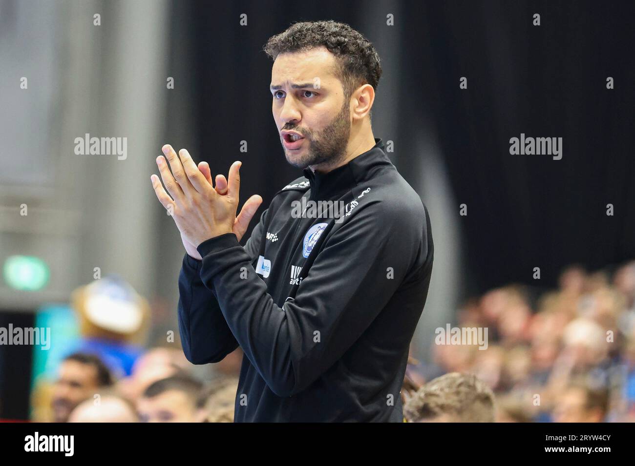 Bergischer HC - Rhein-Neckar Löwen AM 23.09.2023 in der Mitsubishi Electric HALLE in Düsseldorf Trainer Jamal Naji (Bergischer HC) klatscht/applaudiert foto: Osnapix Foto Stock