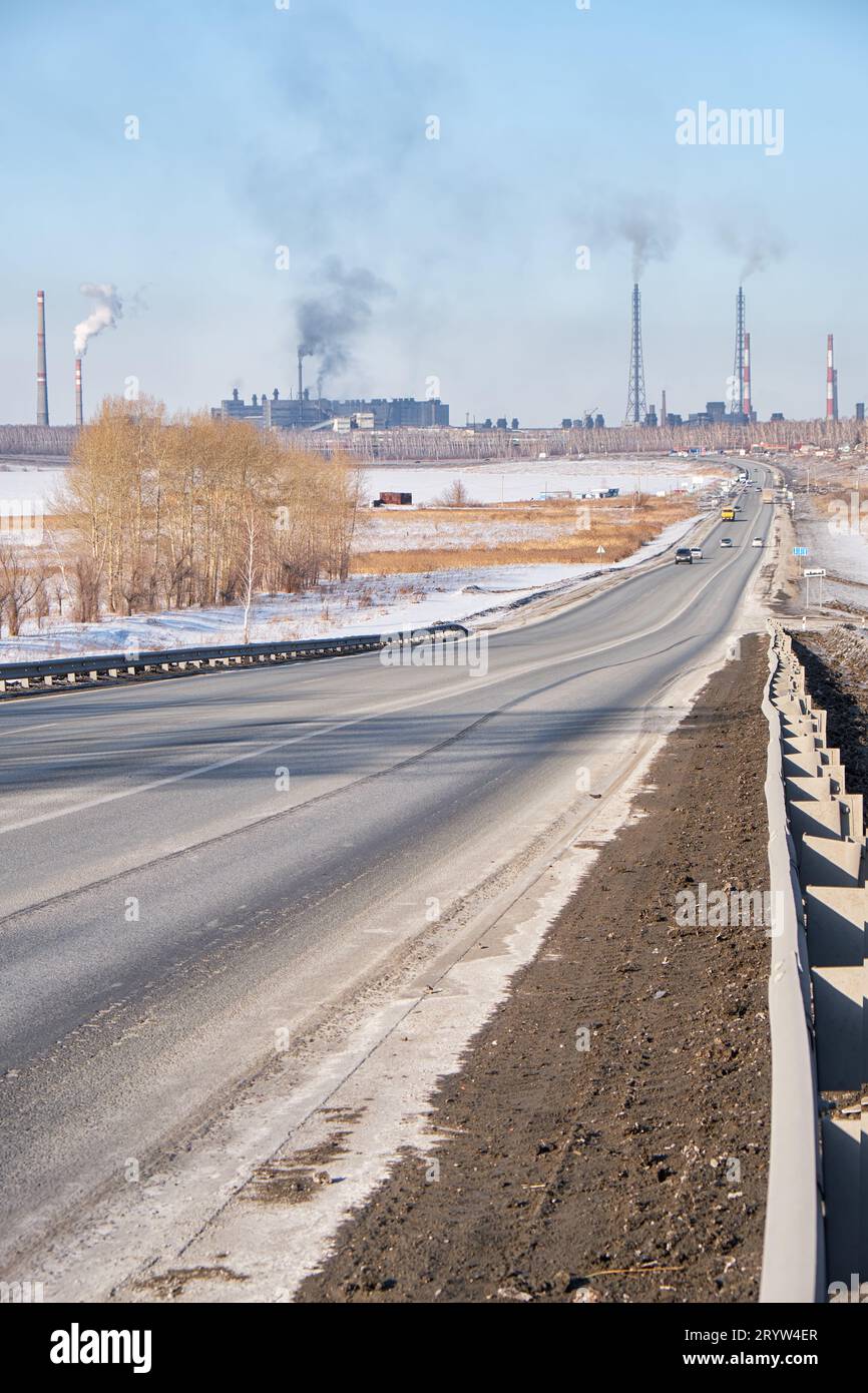 Vista della strada Chuysky Trakt e della città di Linyovo nella regione di Novosibirsk in inverno Foto Stock