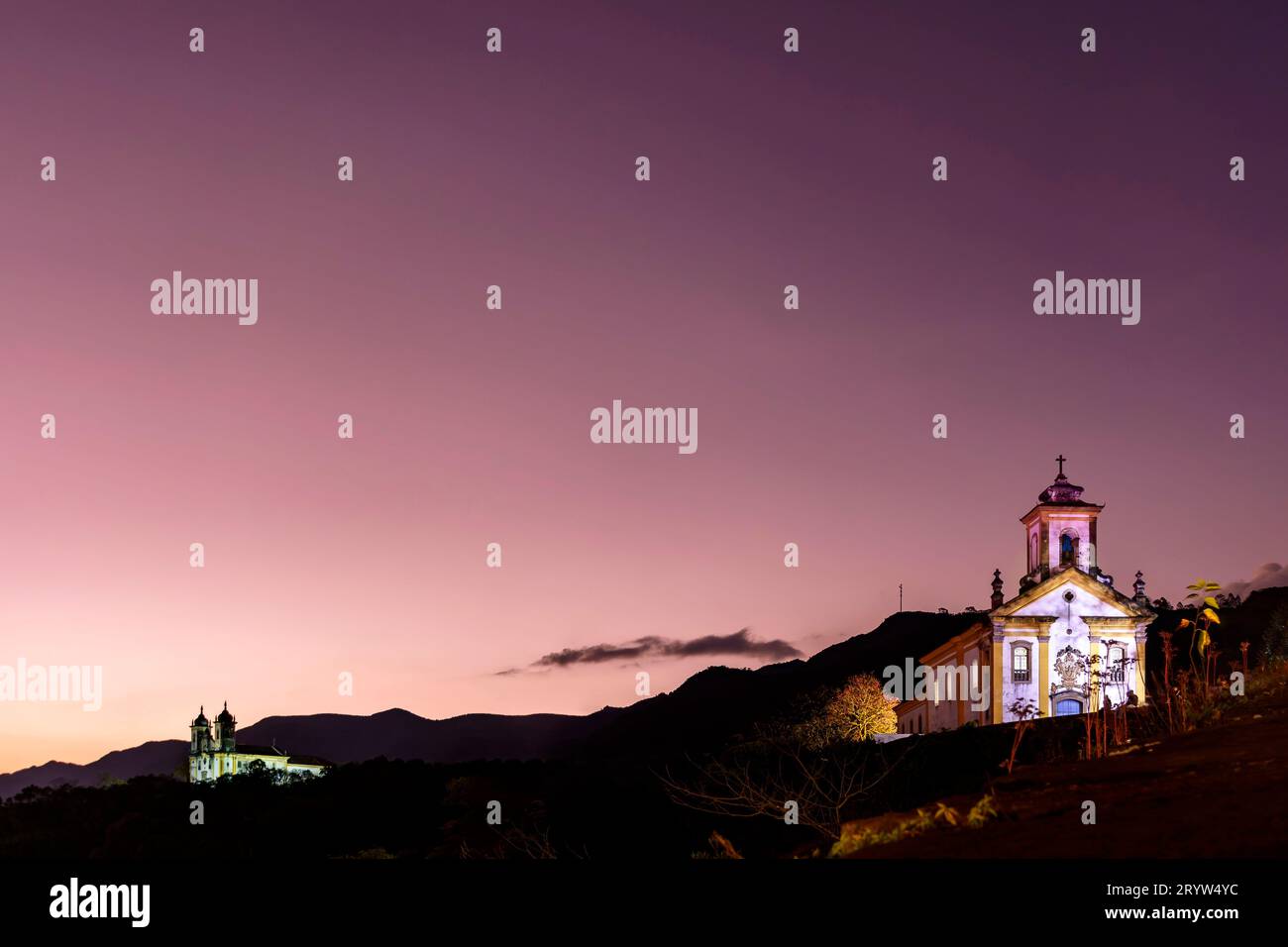 Immagine con chiese illuminate in stile barocco in cima alla collina Foto Stock