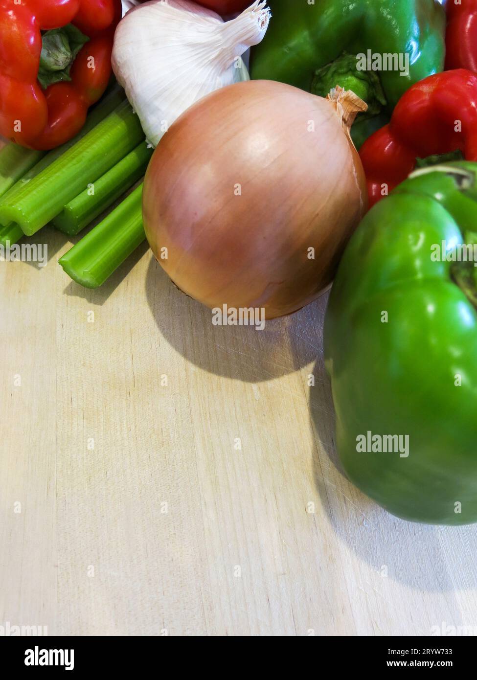 Verdure fresche su Butcher Block Foto Stock