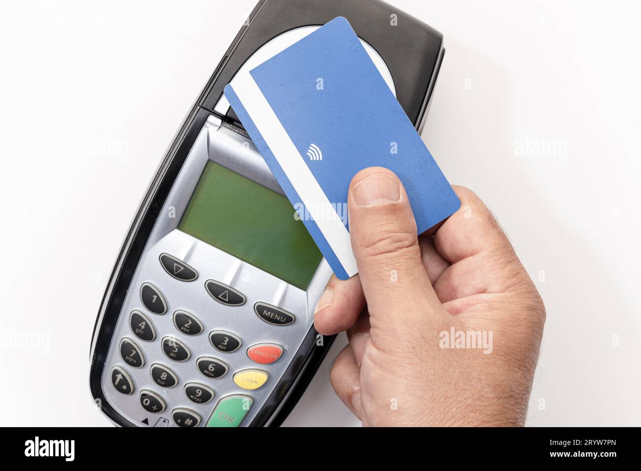 Effettua il pagamento a mano con carta di credito con tecnologia NFC contactless sul dispositivo terminale. Sfondo bianco Foto Stock