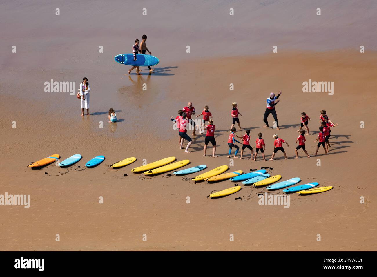 Lezione di surf sulla spiaggia di Biarritz, Francia Foto Stock