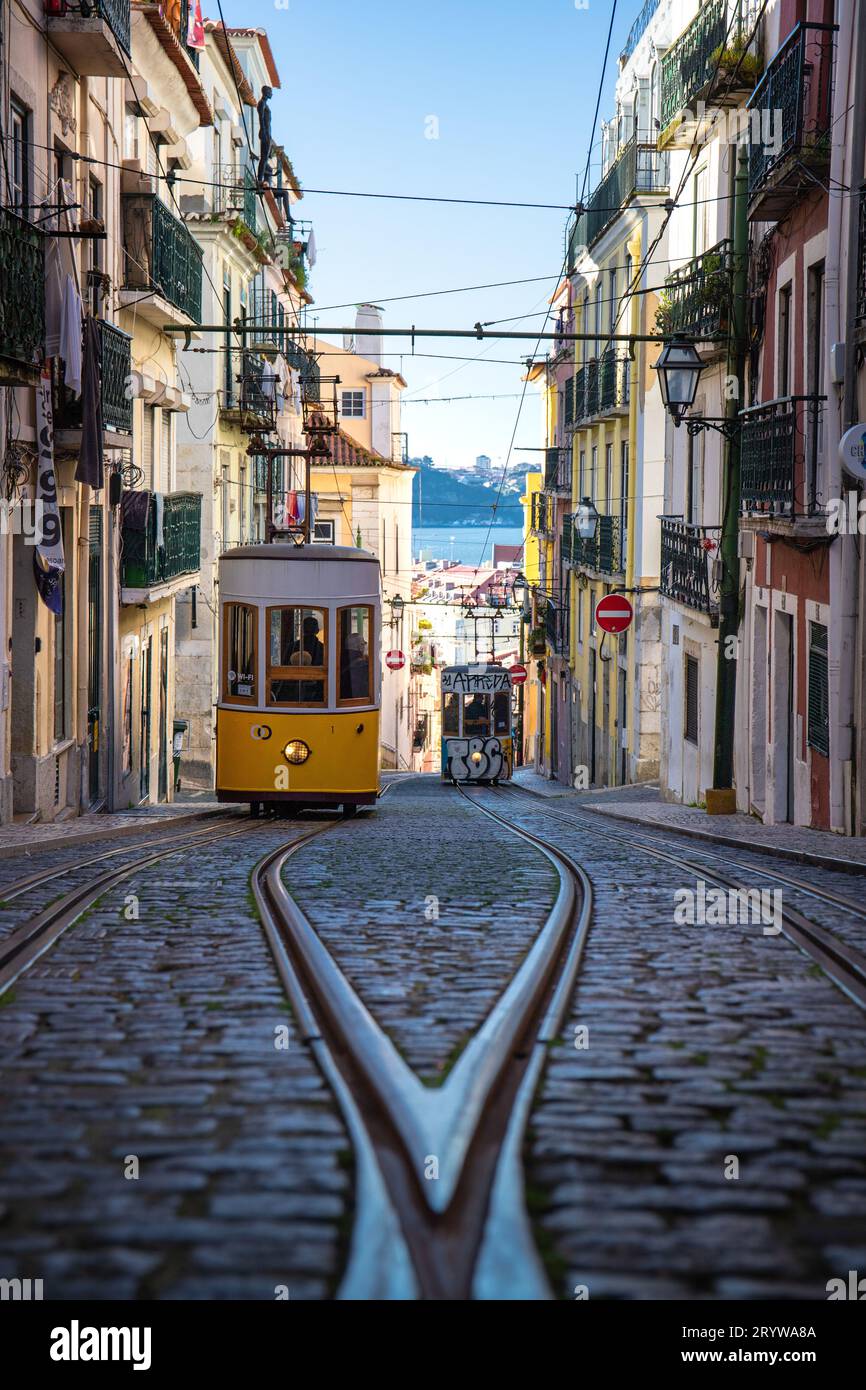 Fascino della città vecchia e viaggio in tram a Lisbona, Portogallo Foto Stock