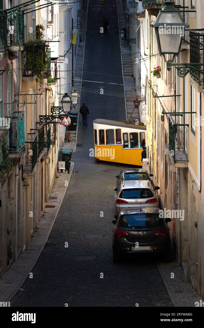 Fascino della città vecchia e viaggio in tram a Lisbona, Portogallo Foto Stock