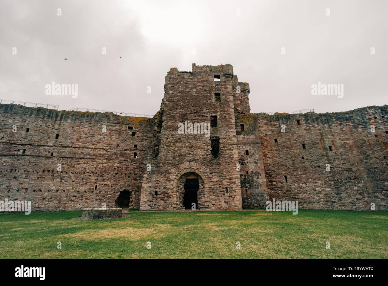 Vecchia strada con edifici storici nel centro della città di Alnwick, ad Alnwick, Inghilterra - maggio 2023. Foto di alta qualità Foto Stock