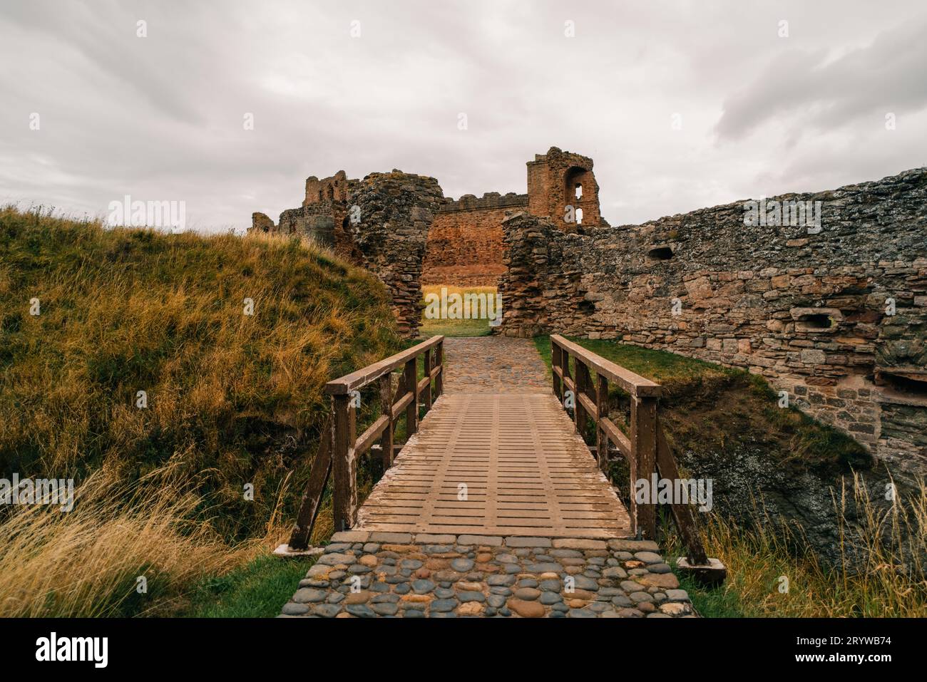 Vecchia strada con edifici storici nel centro della città di Alnwick, ad Alnwick, Inghilterra - maggio 2023. Foto di alta qualità Foto Stock