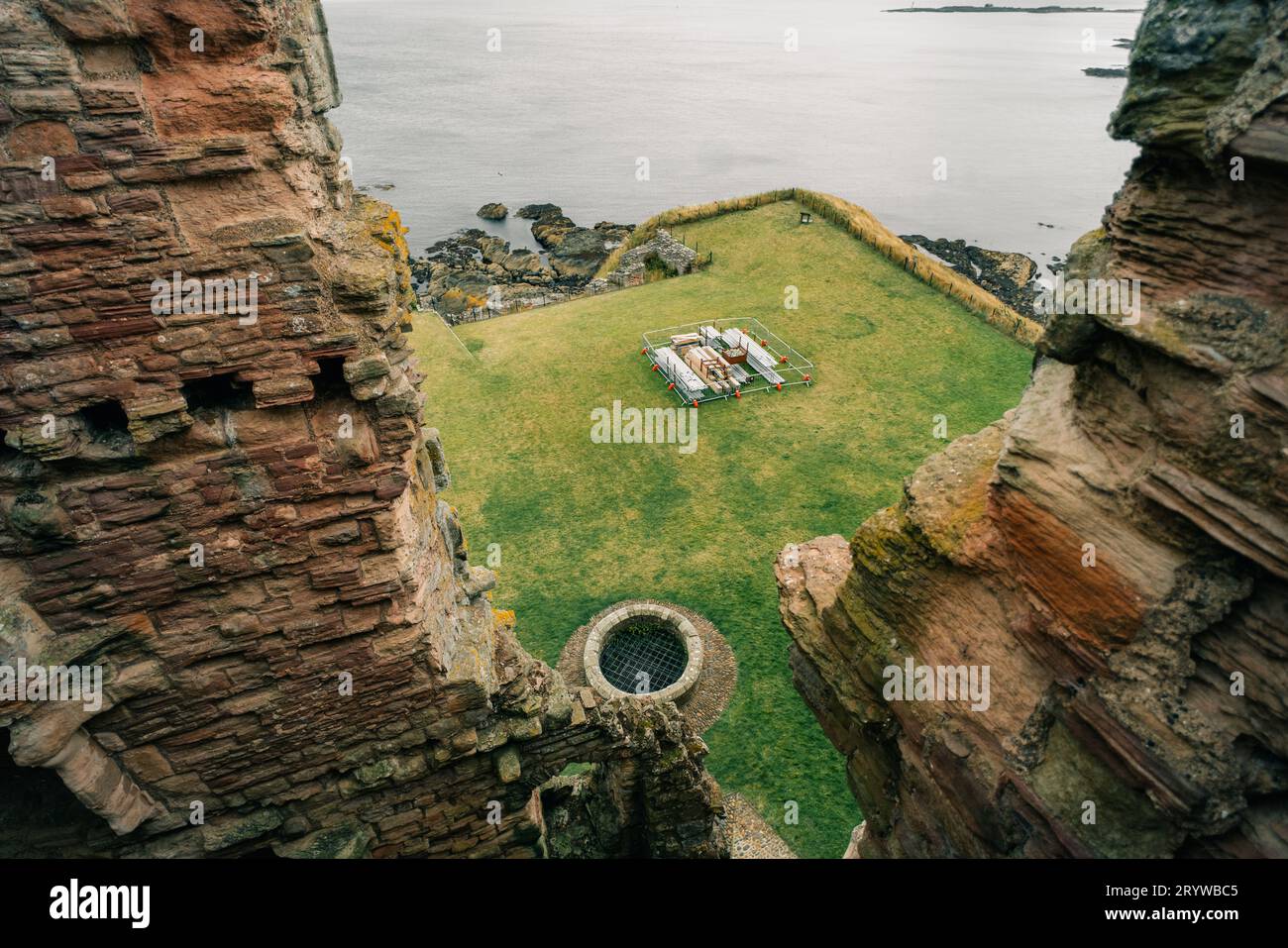 Vecchia strada con edifici storici nel centro della città di Alnwick, ad Alnwick, Inghilterra - maggio 2023. Foto di alta qualità Foto Stock