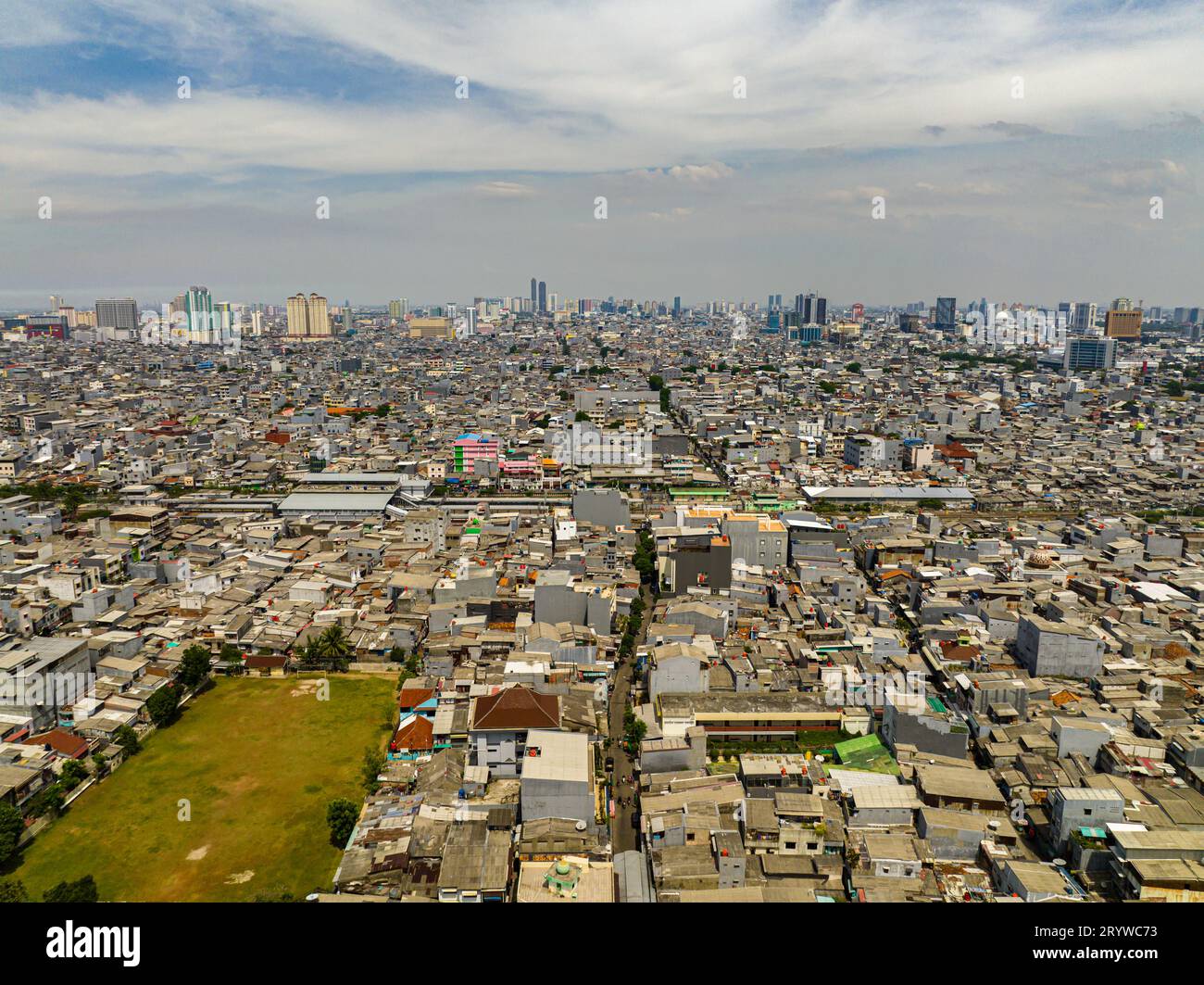 Vista aerea delle case nelle zone povere e dei bassifondi di Giacarta. Indonesia. Foto Stock