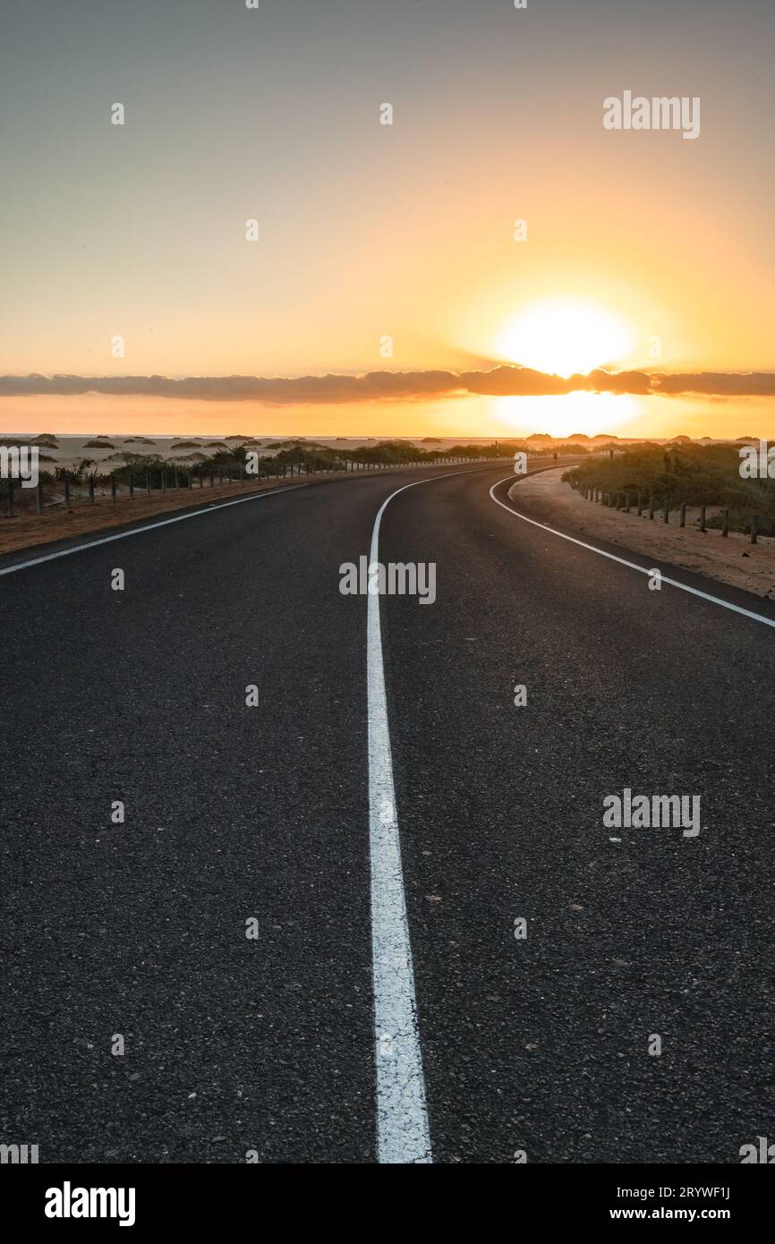 Magical Morning Vibes: La strada attraverso le dune di Corralejo all'alba Foto Stock