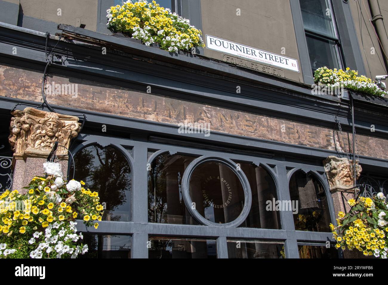 Primo piano della finestra e segnaletica sbiadita del Ten Bells Pub in Commercial Street, London, E1. Foto Stock