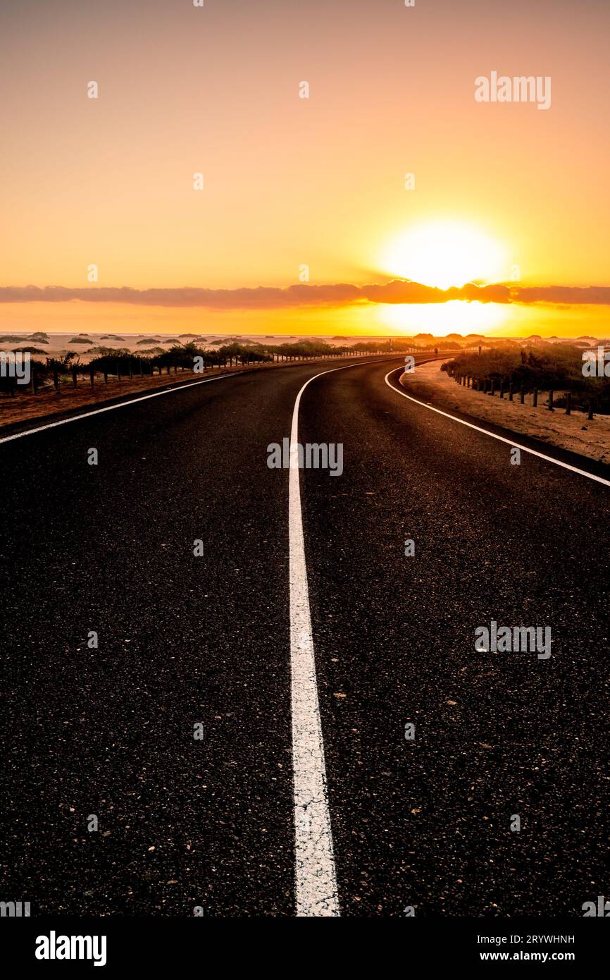 Magical Morning Vibes: La strada attraverso le dune di Corralejo all'alba Foto Stock