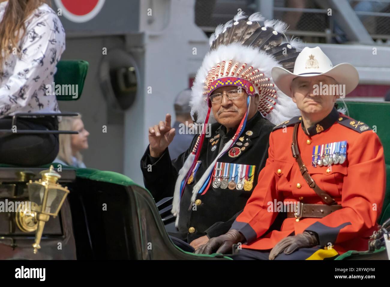 Calgary, Alberta, Canada. 7 luglio 2023. Una prima Nazione e un membro della Royal Canadian Mounted Police ad una parata pubblica. Foto Stock