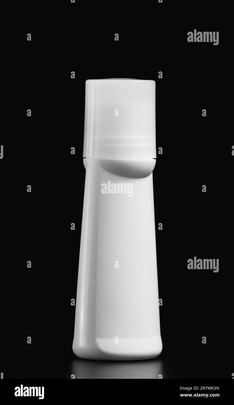 Rotolo di deodorante antiperspirante bianco, isolato su sfondo nero, modello di imballaggio in plastica bianco per l'igiene personale, contenitore con coperchio Foto Stock