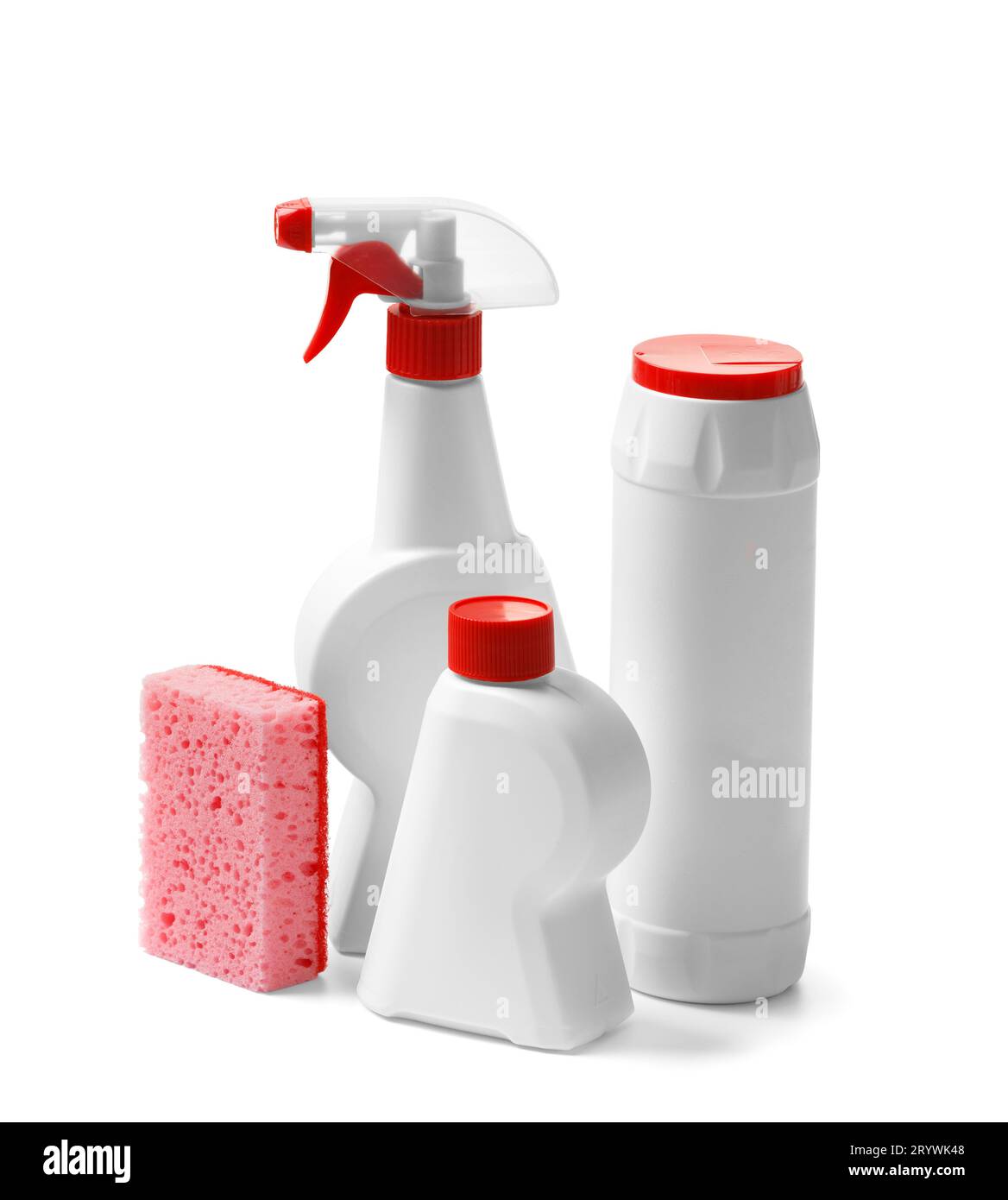 Set di bottiglie in plastica bianca con prodotti chimici per la casa, detergenti e prodotti per la pulizia, isolati su sfondo bianco. Detergenti in varie confezioni Foto Stock