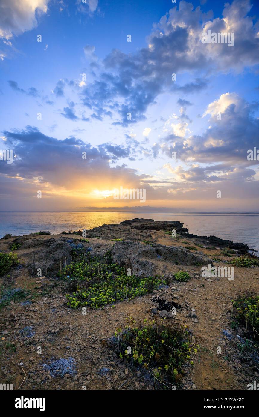 Splendida spiaggia di sabbia e costa del Mediterraneo: Alba sull'isola di Zante, Grecia Foto Stock