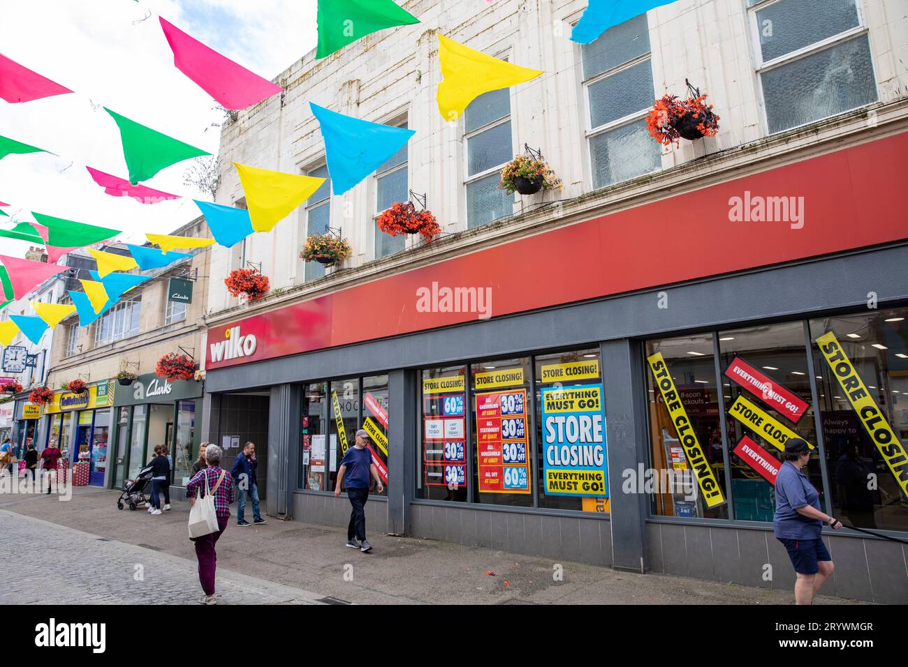 Wilko, negozio al dettaglio a Falmouth, Cornovaglia, 24 ore prima della chiusura definitiva, che offre prezzi di sdoganamento sui prodotti, l'attività di Wilko è fallita nell'agosto 2023, Regno Unito Foto Stock