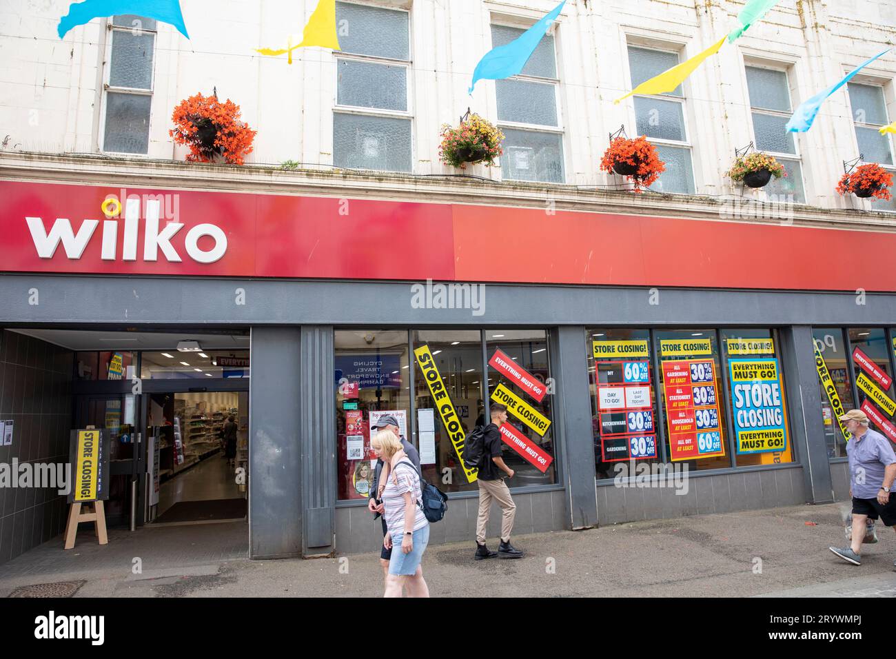 Wilko, negozio al dettaglio a Falmouth, Cornovaglia, 24 ore prima della chiusura definitiva, che offre prezzi di sdoganamento sui prodotti, l'attività di Wilko è fallita nell'agosto 2023, Regno Unito Foto Stock