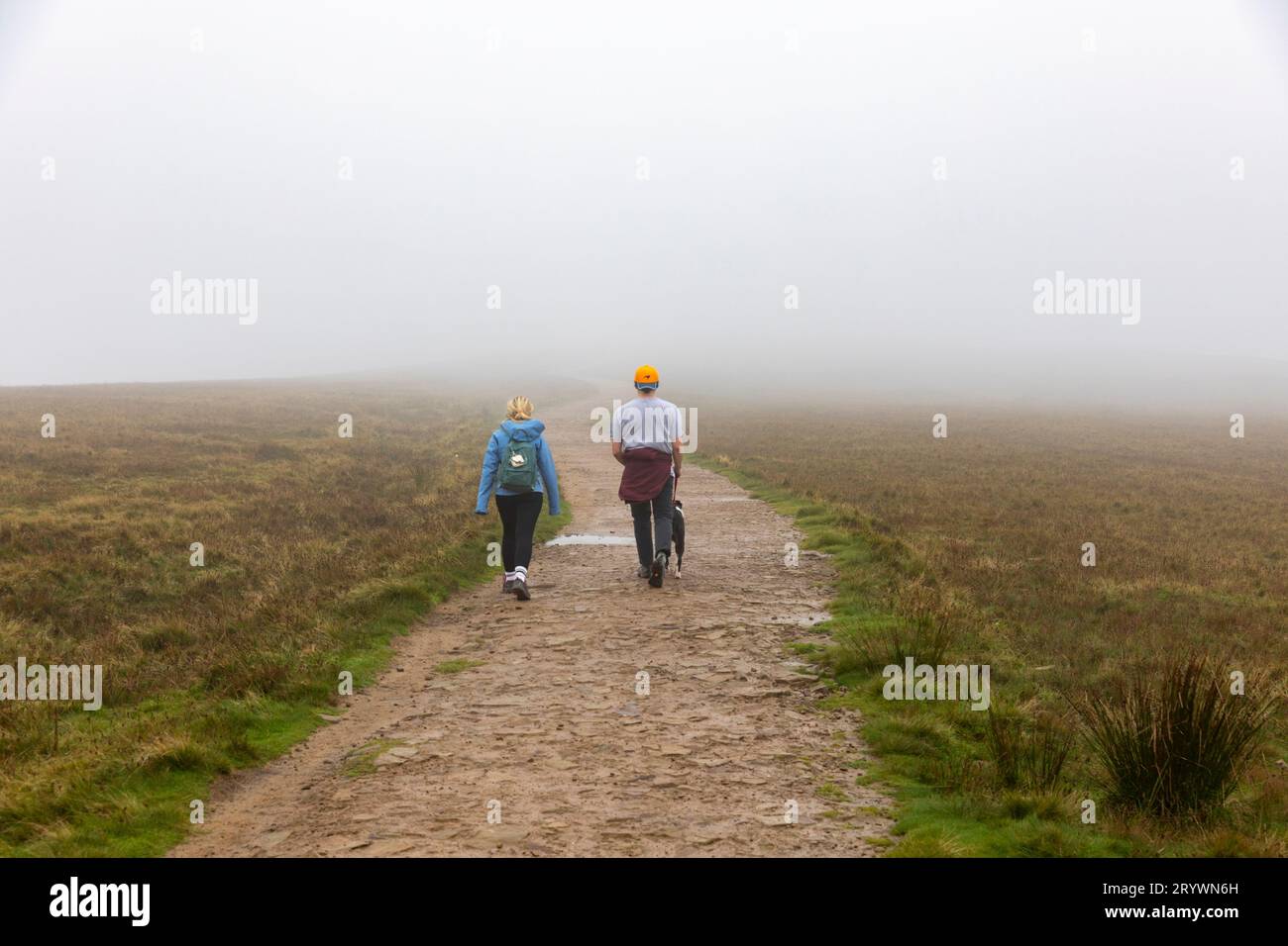 Coppia Pendle Hill Lancashire che cammina fino alla vetta in un giorno nebbioso, 2023 settembre, Inghilterra, Regno Unito Foto Stock