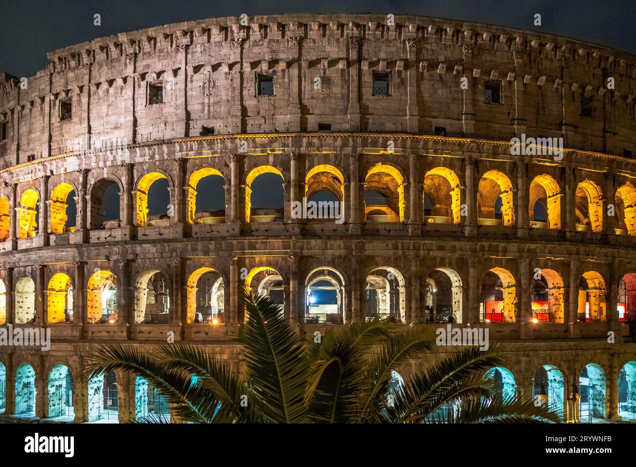 Il Colosseo di Roma: Affascinante capolavoro storico sotto la pioggia Foto Stock