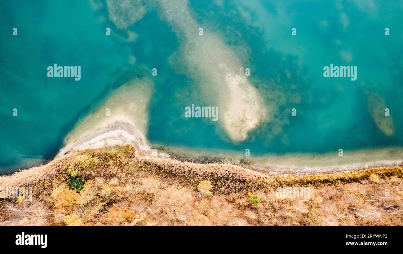 Vista aerea dall'alto verso il basso del Waterside di un lago forestale in autunno Foto Stock