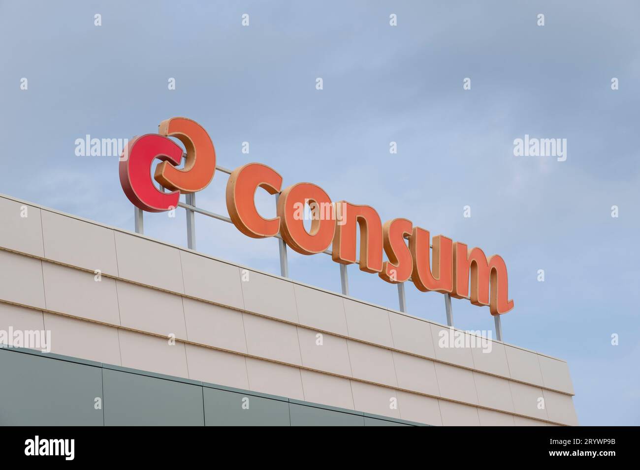 La cooperativa alimentare spagnola Consum gestisce più di 874 supermercati, tra cui i propri e in franchising Foto Stock