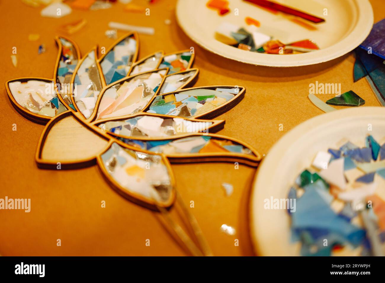 Master class di arte mosaica. Primo piano del mosaico a forma di fiore di loto Foto Stock