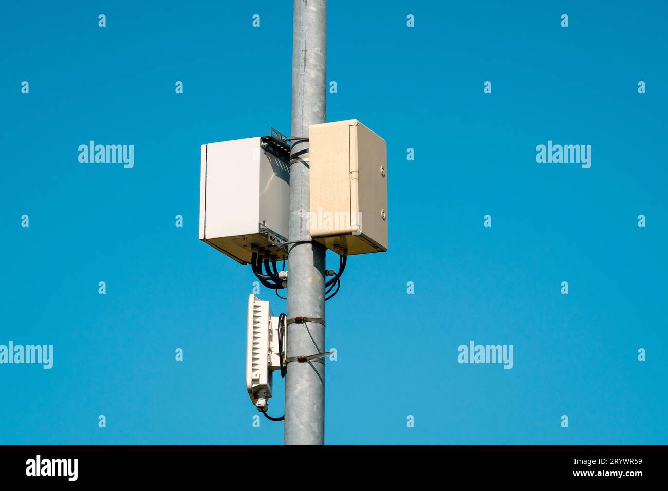 Antenna punto di accesso Internet wireless su un palo metallico Foto Stock