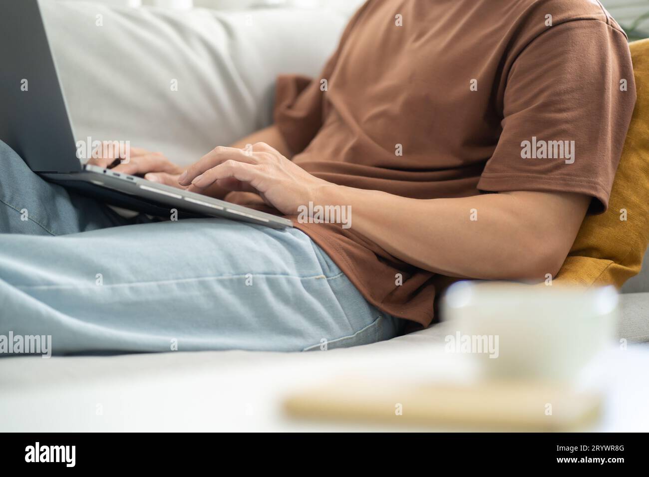 Un uomo lavora da casa. lavora online su un notebook. Uomo d'affari asiatico che lavora online concetto di business con social distanziamento laptop onlin Foto Stock