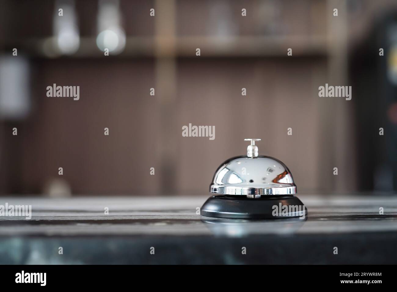 Banco della reception dell'hotel con servizio di facchinaggio. Reception bellÂ per contattare il personale. Foto Stock