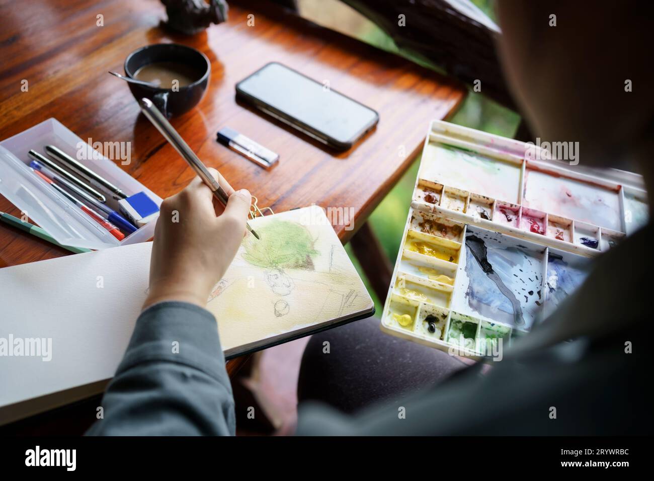 Studente in lezioni presso lo studio d'arte. Pennello per artisti che tengono la mano mescolano la pittura a olio di colore sulla creatività artistica della tavolozza e le persone conceptÂ Foto Stock
