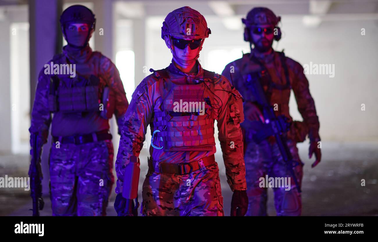 Squadra di soldati che cammina in ambiente urbano luce colorata Foto Stock