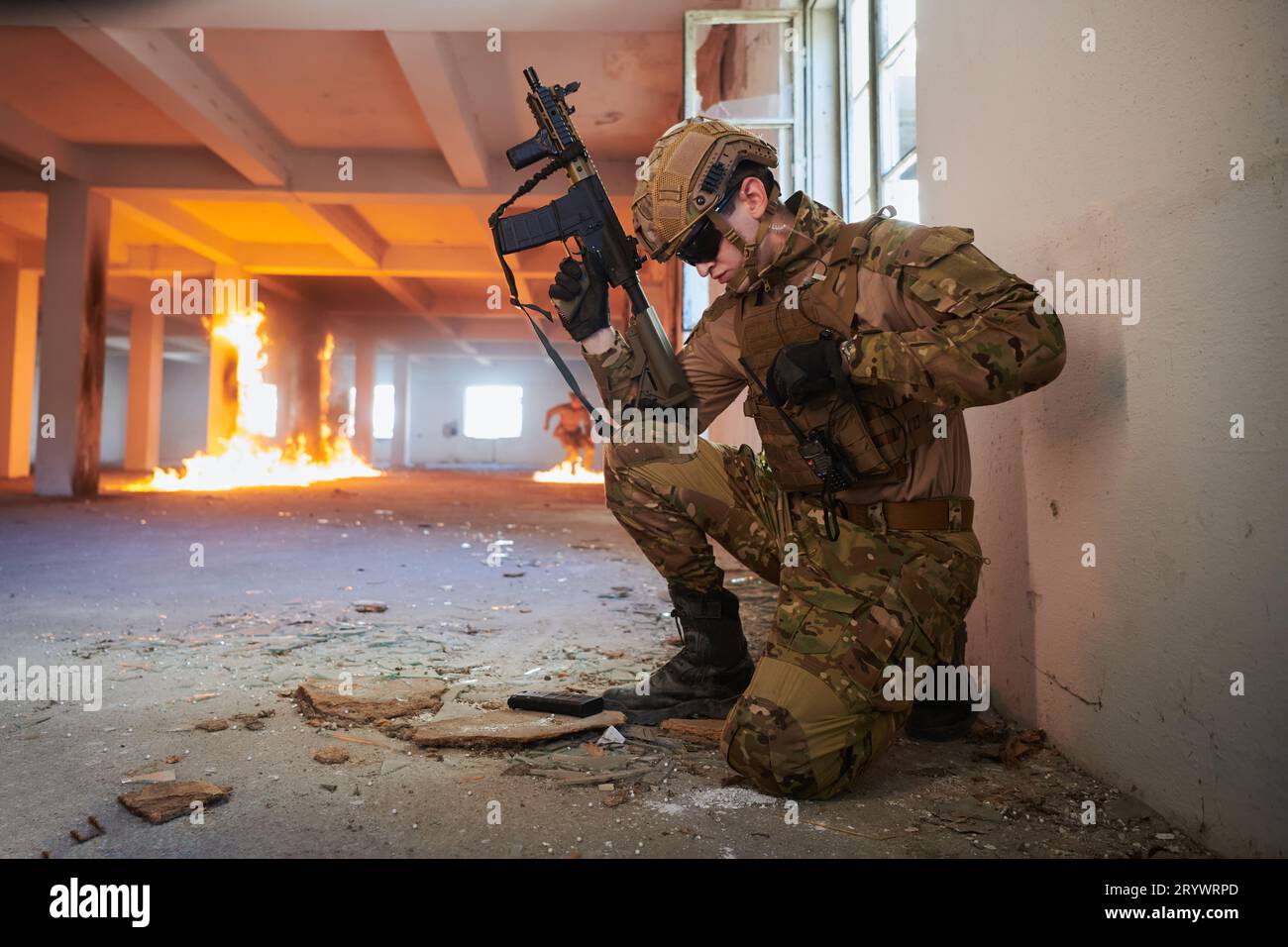 Soldato in azione vicino alla rivista di cambio finestra e prendere la copertura Foto Stock