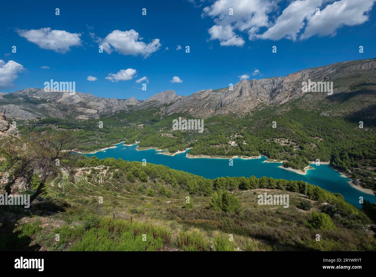 Il bacino idrico di Guadalest nella provincia di Alicante, alimentato dall'omonimo fiume. Foto Stock