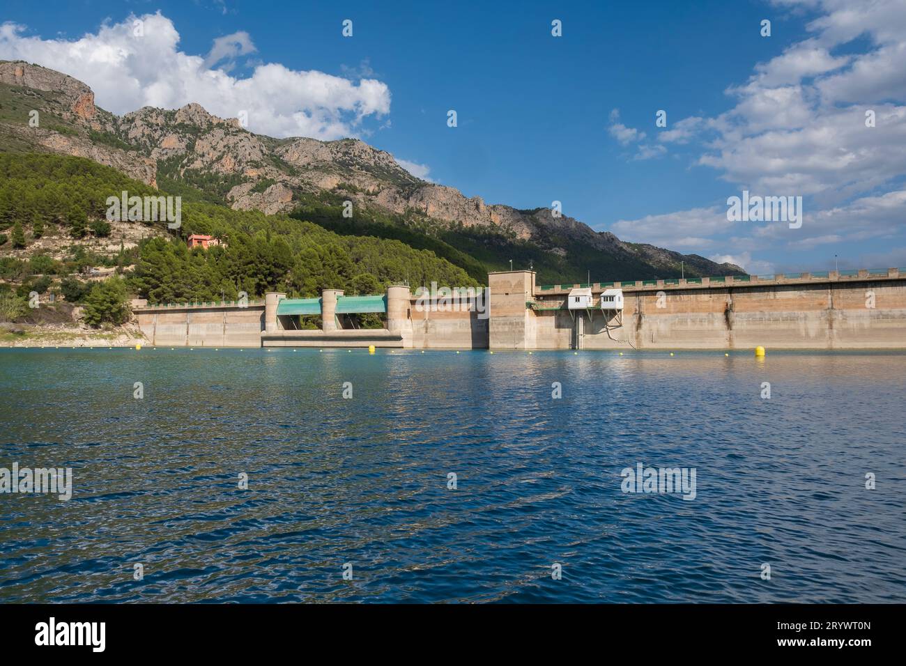 Il bacino idrico di Guadalest nella provincia di Alicante, alimentato dall'omonimo fiume. Foto Stock