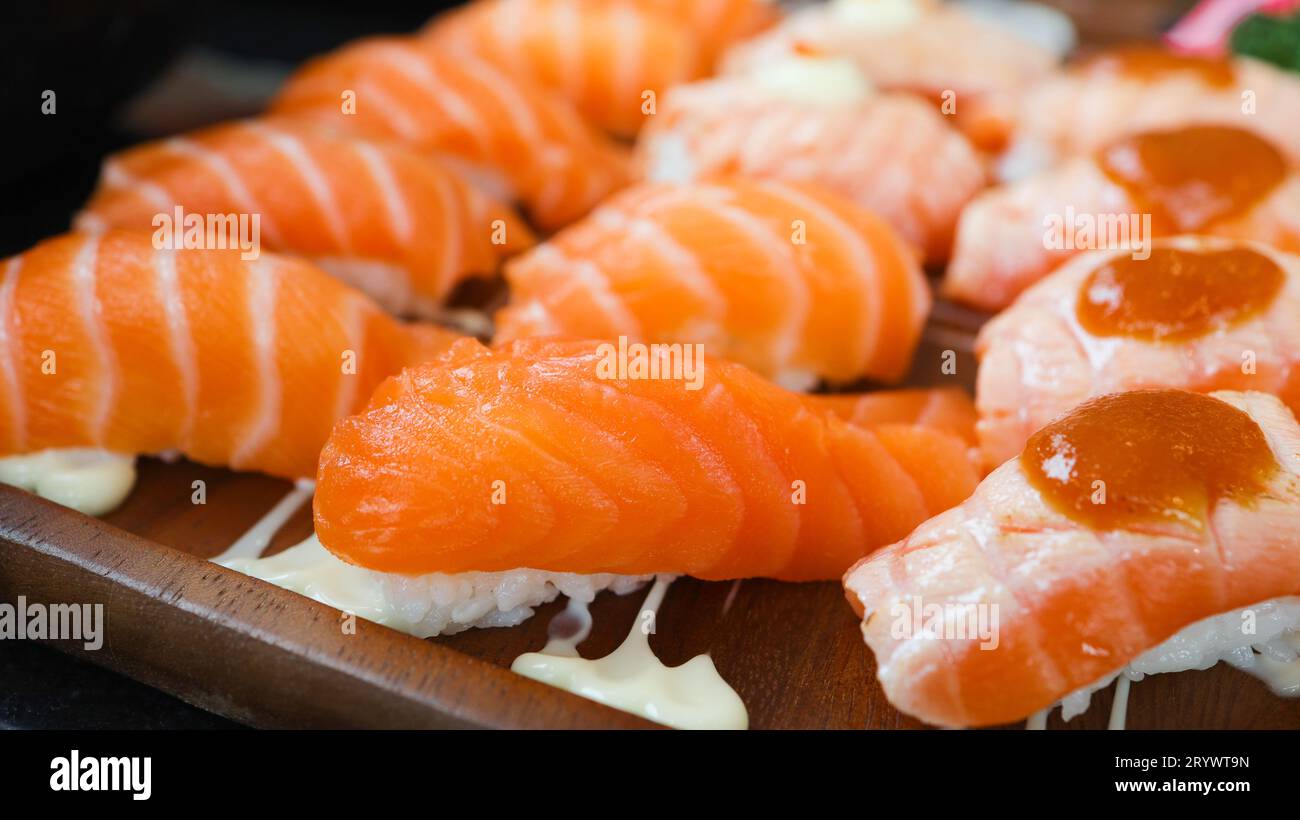 Salmone sushi cibo giapponese. sul tavolo del ristorante. Cucina giapponese Sashimi salmone sushi nigiri. Foto Stock