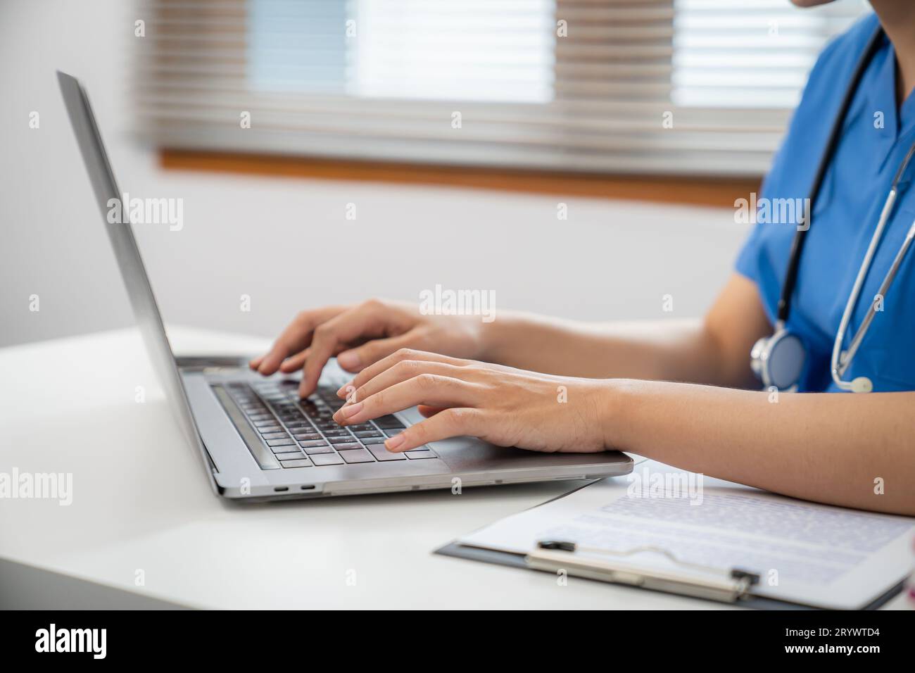 Concetto di riunione del team della rete di tecnologia medica. il medico digita con le mani sulla tastiera del computer portatile. Foto Stock
