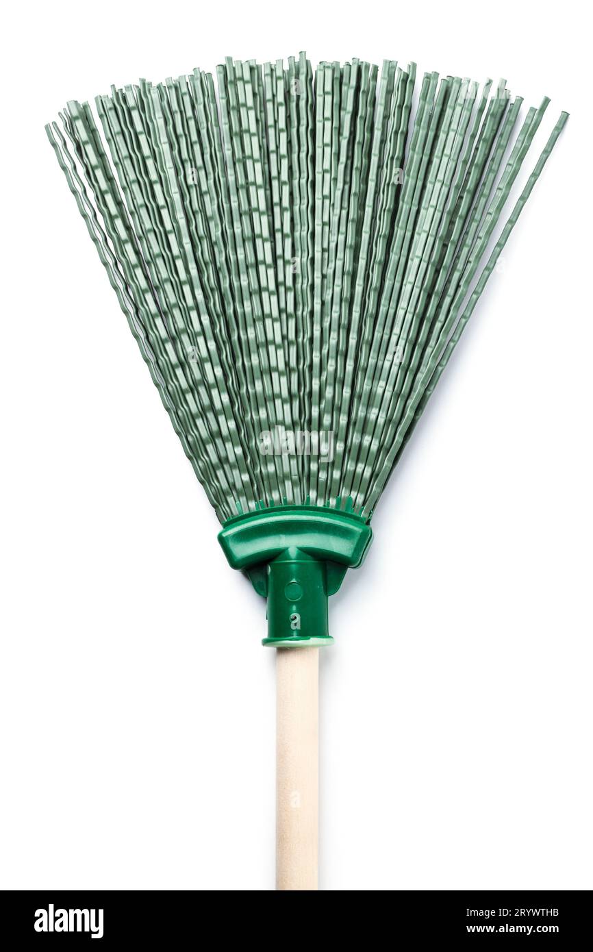 Scopa in plastica verde con manico in legno per la pulizia di strade isolata su sfondo bianco Foto Stock