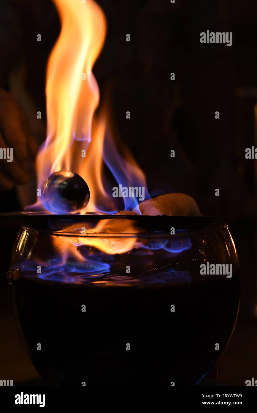 Le pinze tagliafuoco pungono nel recipiente di vetro. Feuerzangenbowle, Germania Foto Stock