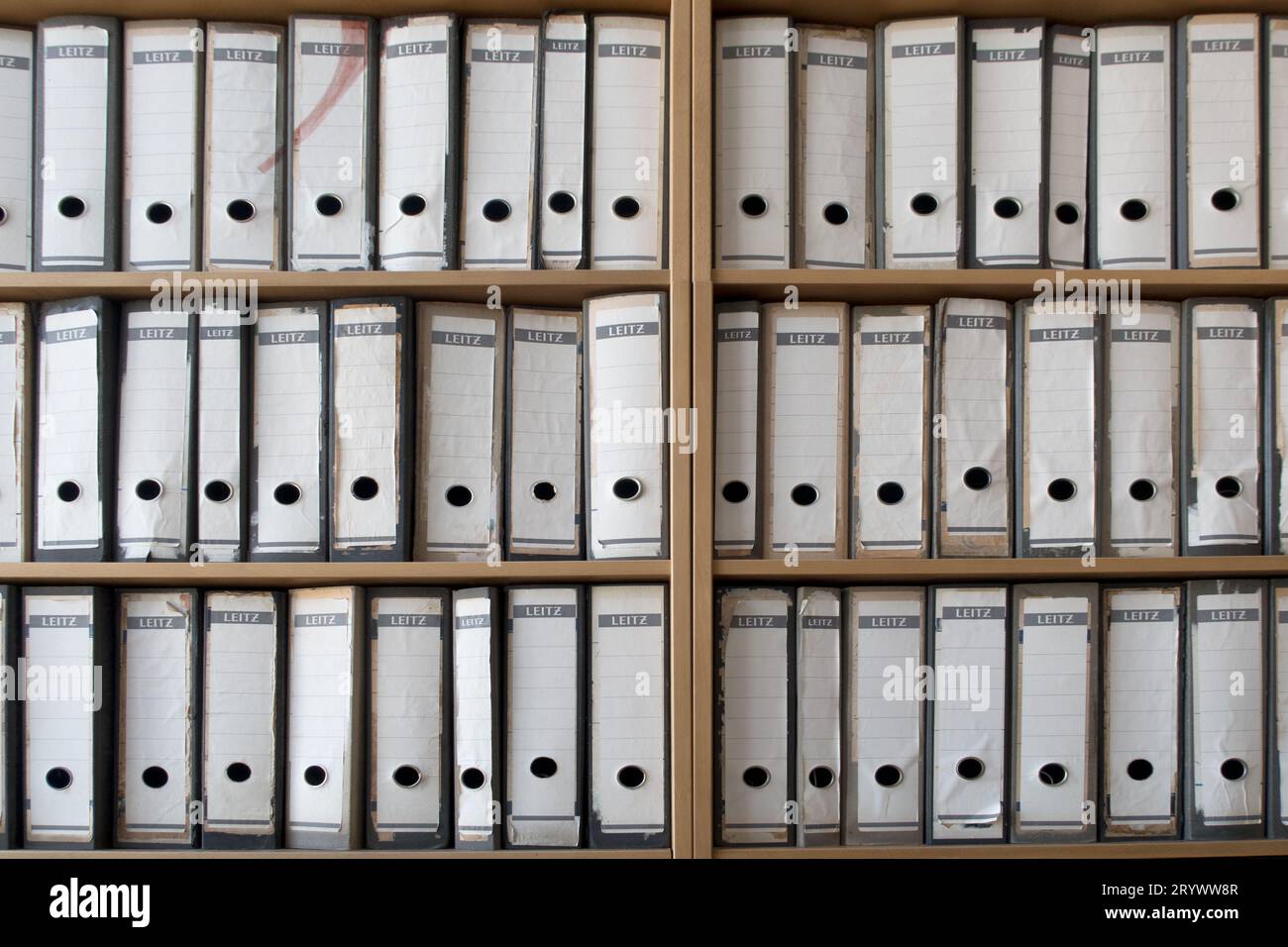 Peenemuende, Germania - 10 agosto 2015: Vecchi file della guerra mondiale in 2d a Peenemuende con incollati sull'ordine originale dei file. Foto Stock