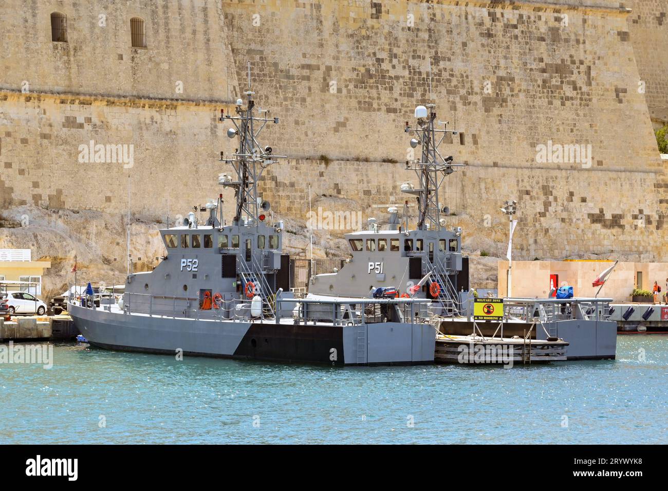 La Valletta, Malta - 8 agosto 2023: Fila di motovedette navali veloci ormeggiate nella capitale dell'isola, la Valletta Foto Stock