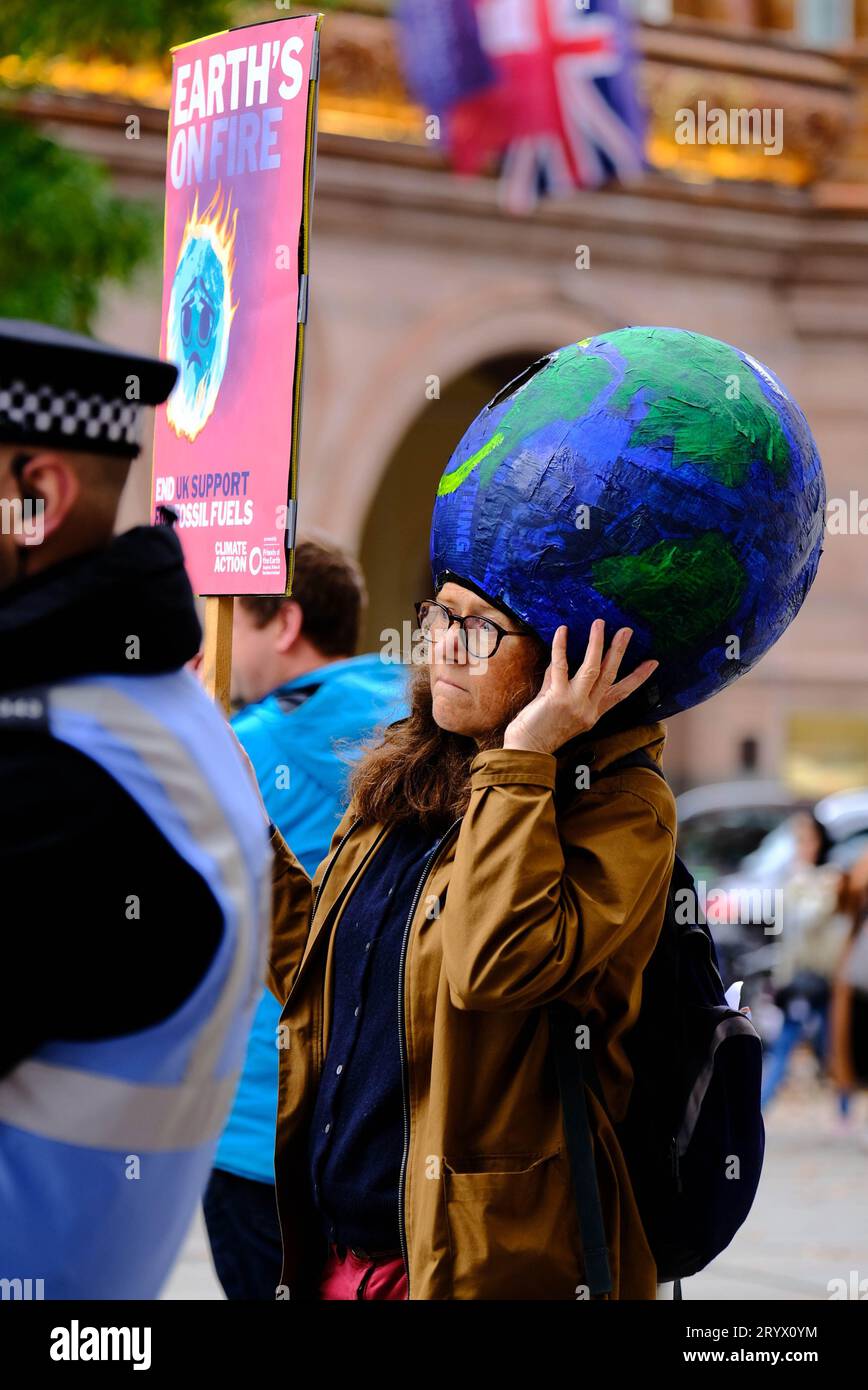 Manchester, Regno Unito. 6 novembre 2022. La gente si riunisce per la giornata mondiale della giustizia climatica per promuovere il cambiamento climatico e per protestare contro la mancanza di azione Foto Stock