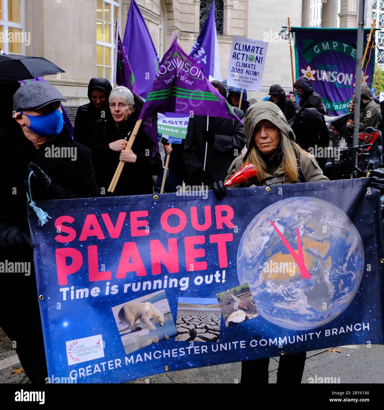 Manchester, Regno Unito. 6 novembre 2022. La gente si riunisce per la giornata mondiale della giustizia climatica per promuovere il cambiamento climatico e per protestare contro la mancanza di azione Foto Stock