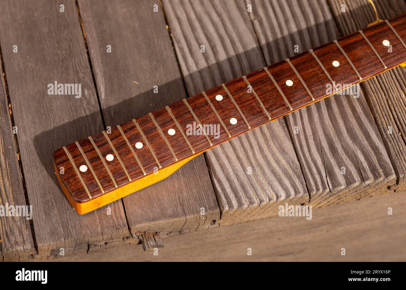 VERMONT, USA - primo piano del fretboard Fender Stratocaster su un portico di legno. Foto Stock