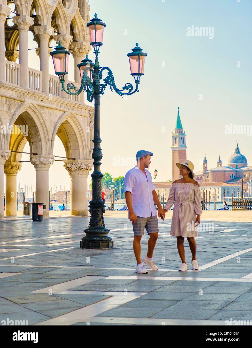 Coppia in un viaggio in città a Venezia, con vista su piazza San Marco e Palazzo Ducale Foto Stock